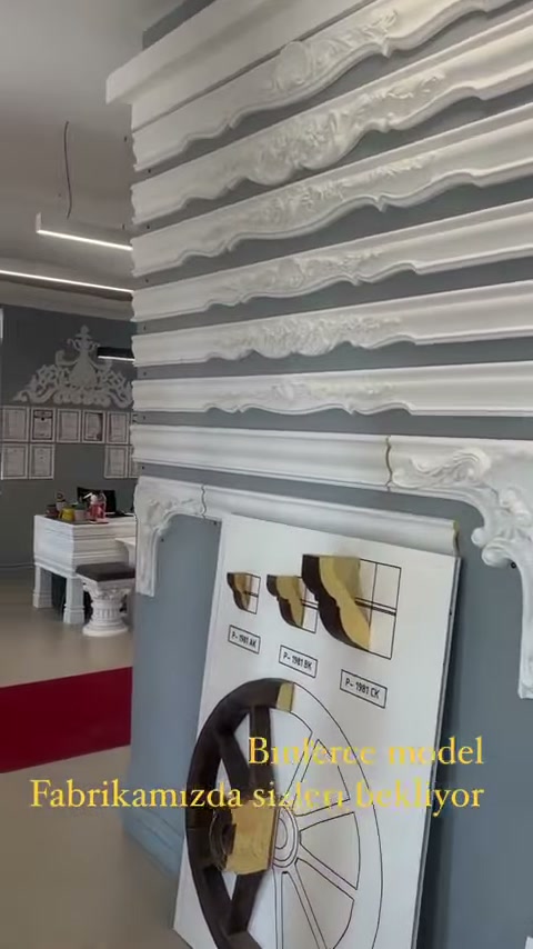 Profil koleksiyonu showroom duvarında üst üste sıralar hâlinde sunuluyor