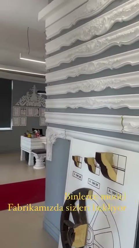 Beyaz tavan profilleri çeşitli desen ve genişliklerde birlikte gösteriliyor