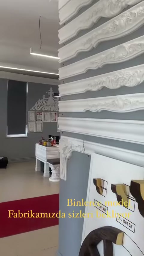 Kabartmalı ve sade profil seçenekleri aynı teşhir yüzeyinde sıralanıyor