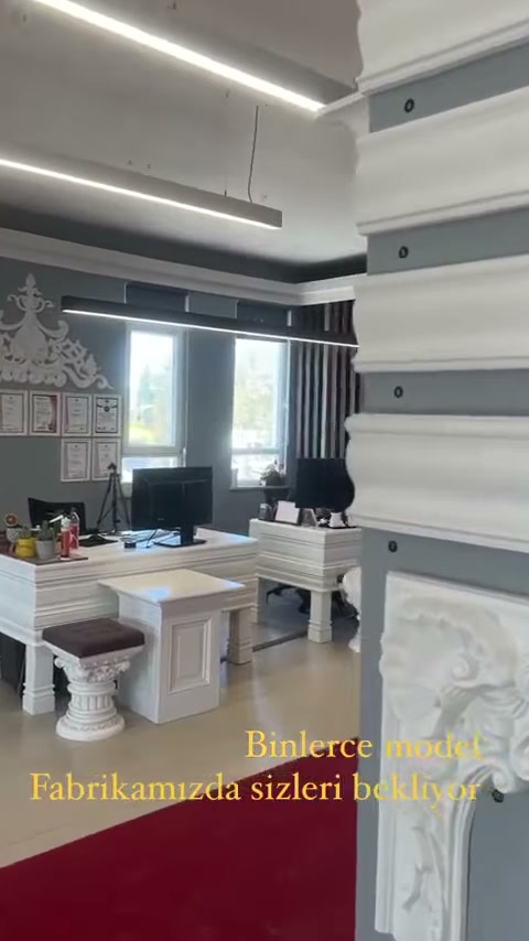 Çalışma alanında şömine çevresi, masa ve profil sergisi görülüyor