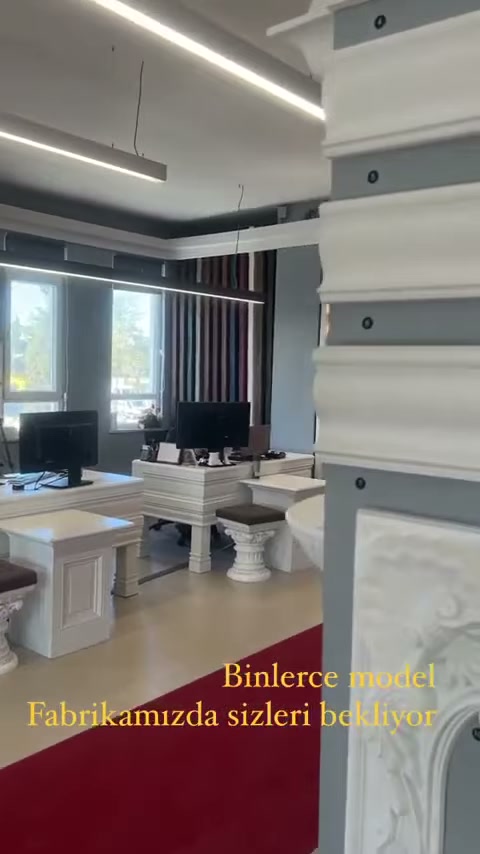 Yivli sütun gövdesi showroom ofisinin önünde yakından gösteriliyor