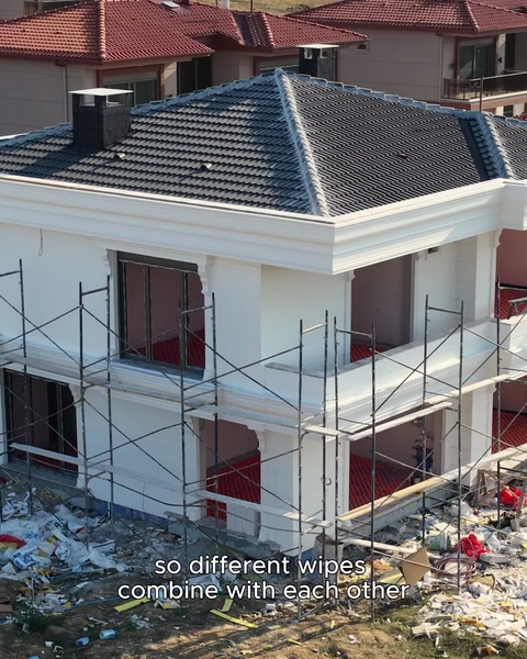 Villa çatısı ve iskelesiyle birlikte genel inşaat görünümü