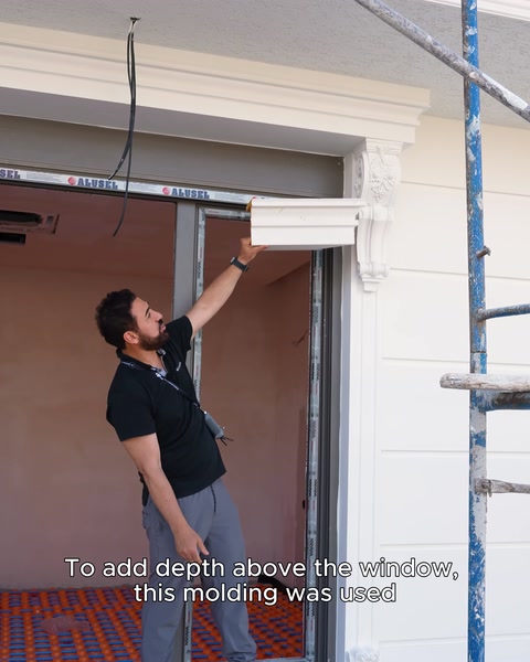 Pencere üstüne derinlik için söve montajı yapılıyor