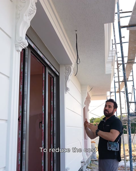 Tamamlanmış kapı çerçevesi sütun ve söve bütünlüğüyle görünüyor