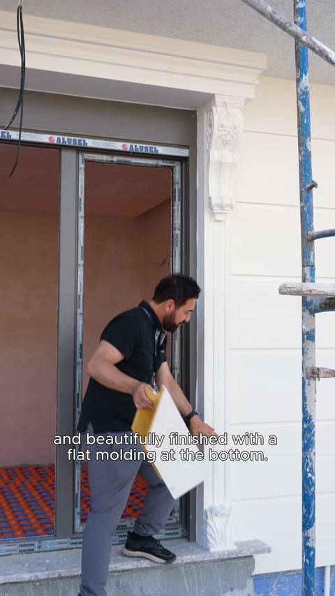 Pencere çevresindeki düz alt profil ve yan süslemeler tanıtılıyor.