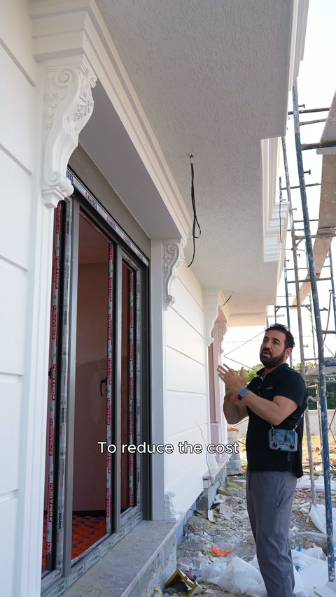 Sunucu, kaplamalı duvar önünde küçük sarı numuneyi gösteriyor.