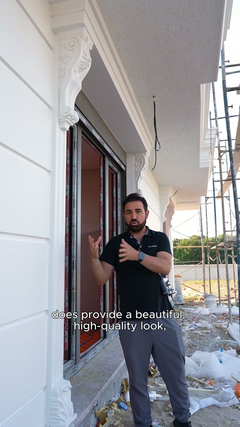 Tamamlanan geçitte konsollar, söveler ve yatay kaplamalar birlikte görülüyor.