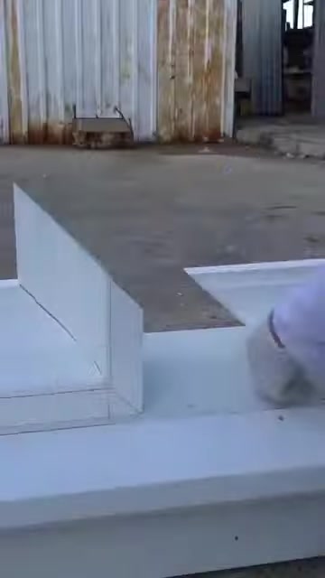 Poliüretan söve parçasının köşe birleşimi kesim öncesinde hazırlanıyor