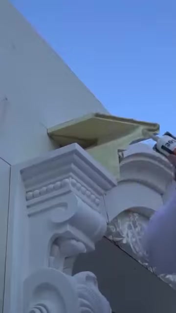 Dekoratif söve ve cephe süslerinin köşe birleşimi görülüyor
