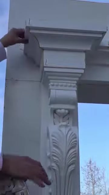 Hazırlanan söve parçası dış cephedeki yerine hizalanıyor