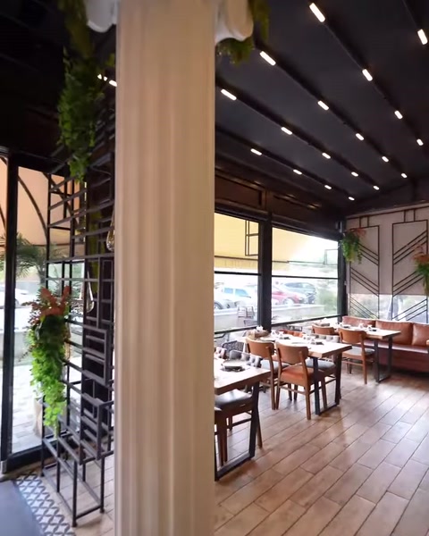 İyon başlıklı sütun, restoranın yemek alanıyla bütünlük içinde sergileniyor.