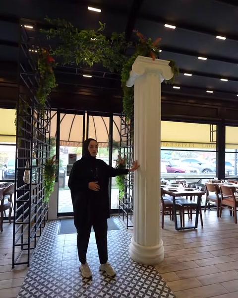 Yuvarlak yivli sütun ve dekoratif iyon başlığı tam boy görülüyor.