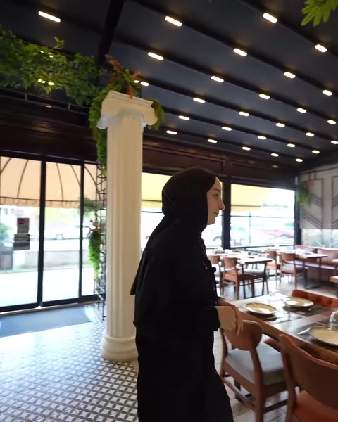Sütunun restoran masaları ve giriş bölümüyle ilişkisi farklı açıdan görülüyor.