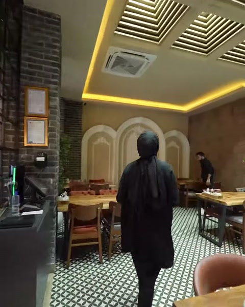 Kemer sövelerle düzenlenen duvar, restoran oturma alanında genel görünüm sunuyor.