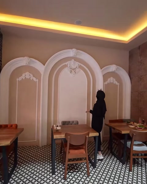 Üçlü kavisli kemer söve kompozisyonu duvar boyunca simetrik uygulanmış.