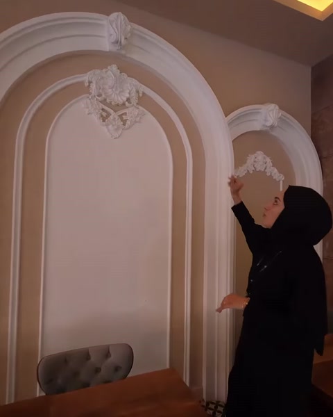 Kemer tepesindeki dekoratif kilit taşı ve katmanlı çıtalar yakından görülüyor.