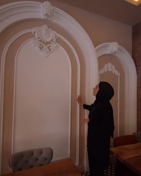 Kavisli söve profilleri ile içteki ince çıta detayları sergileniyor.