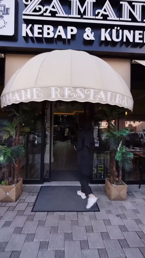 Kubbeli giriş tentesi, restoran tabelasının altında tamamlanmış halde bulunuyor.