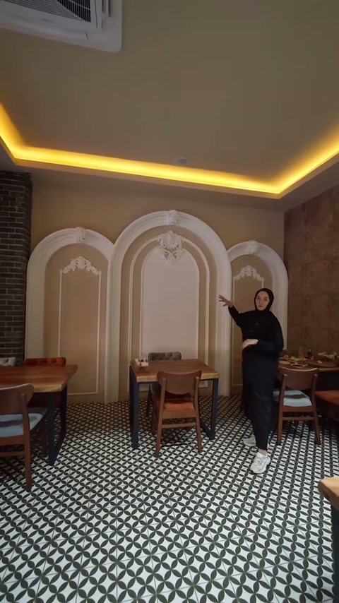 Sunucu, geniş merkez kemerin kıvrımlı söve hatlarını gösteriyor.