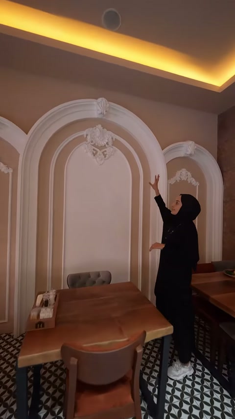 Sunucu, merkez kemerin üstündeki dekoratif motif detayını tanıtıyor.