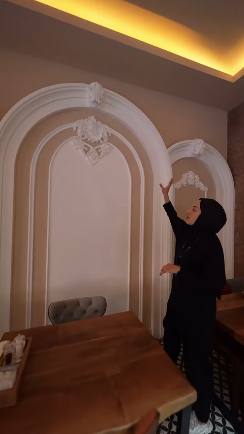 Orta kemerin taç motifi ve çok katmanlı söveleri yakından gösteriliyor.