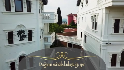 Yan cephede balkon çevresi, söveler ve dekoratif kolon detayları