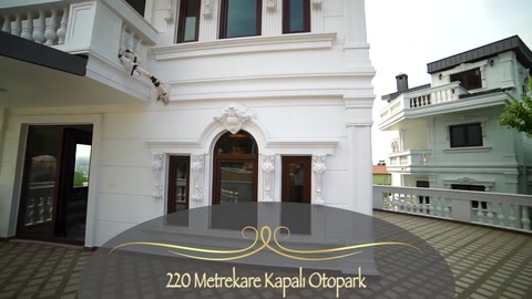 Kemerli villa girişini çevreleyen sütunlar ve dekoratif alınlık