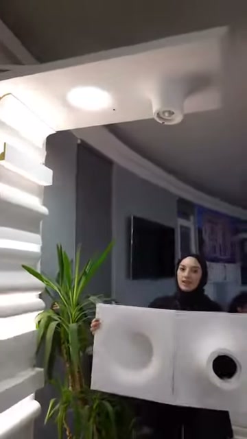 Amorf armatür çiftinin kavisli merkezleri kameraya dönük tutuluyor