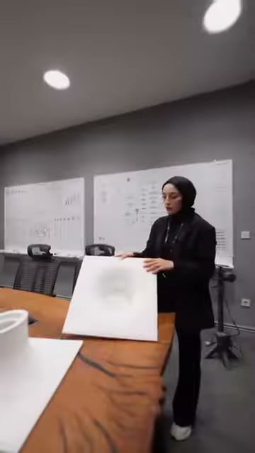Toplantı odasında çukur formlu panel masa üzerinde tanıtılıyor