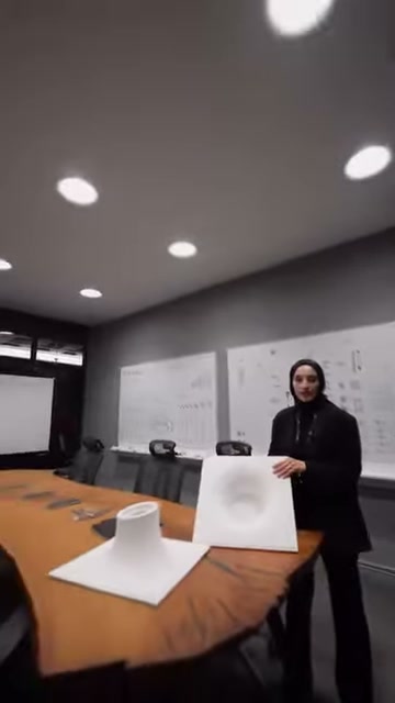 Sunucu beyaz kare panelin içe kıvrılan merkezini öne çeviriyor