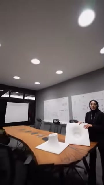 Sunucu iç bükey amorf paneli masadaki diğer modelle karşılaştırıyor