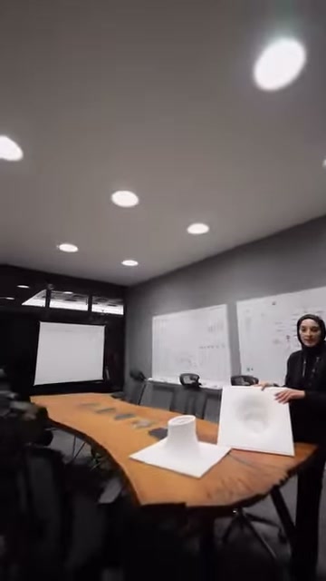 Geniş toplantı masasında beyaz armatür numuneleri düzenli sergileniyor