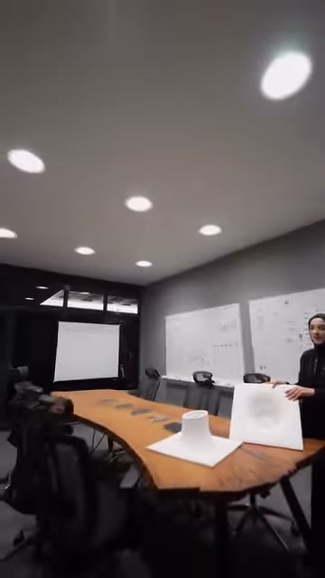 Aydınlatılmış toplantı tavanı altında çukur panel tanıtımı sürüyor