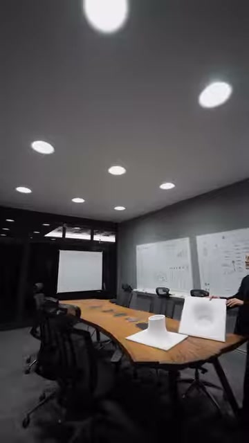 Sunucu masa ucunda kare amorf armatür panelini dik sergiliyor