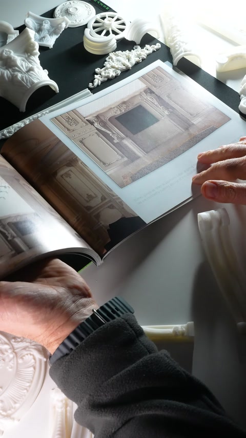 Katalog sayfasında klasik sütunlarla çevrelenmiş mekan tasarımı görülüyor