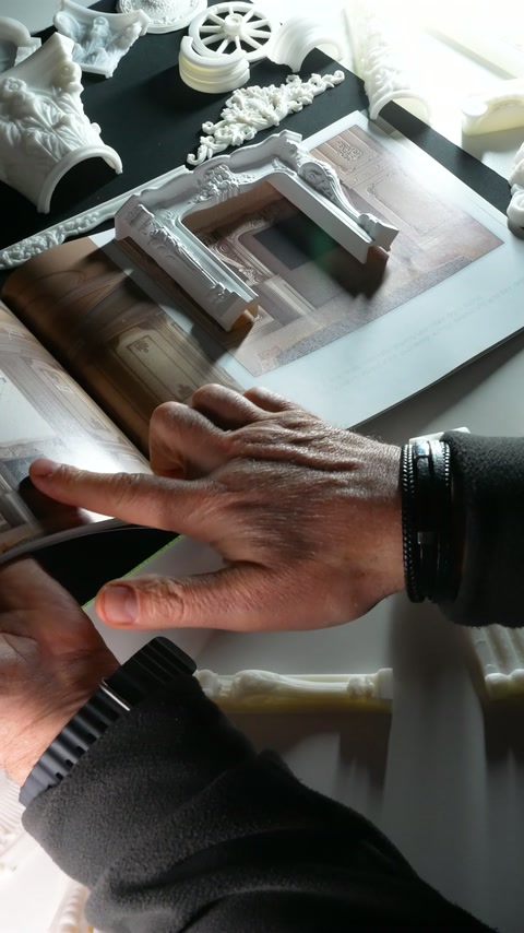 Parmaklar, maketin alt köşesindeki birleşim noktasını kontrol ediyor