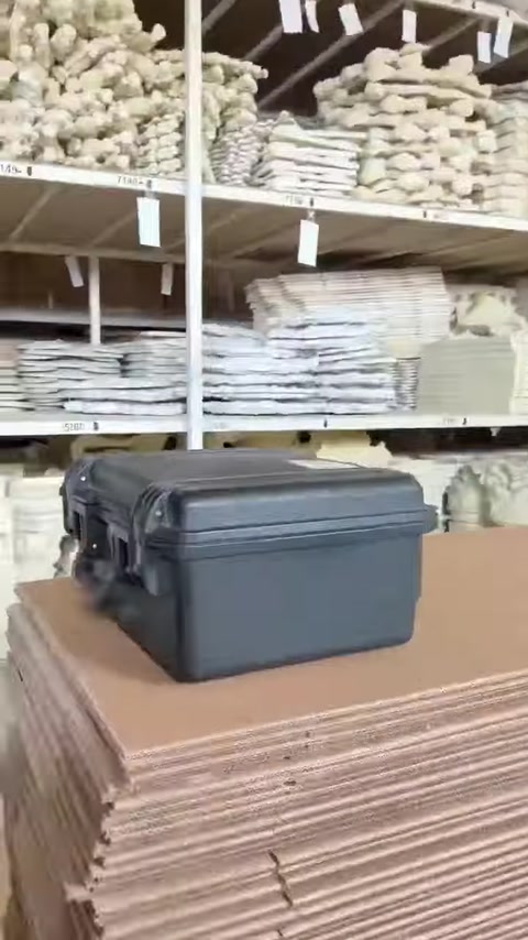 Üretim alanında raflarda sıralanmış farklı dekoratif sütun başlığı modelleri