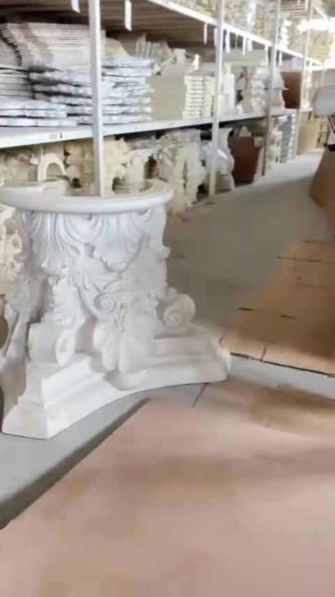 Beyaz sütun başlığında yaprak, volüt ve kıvrım detayları görülüyor