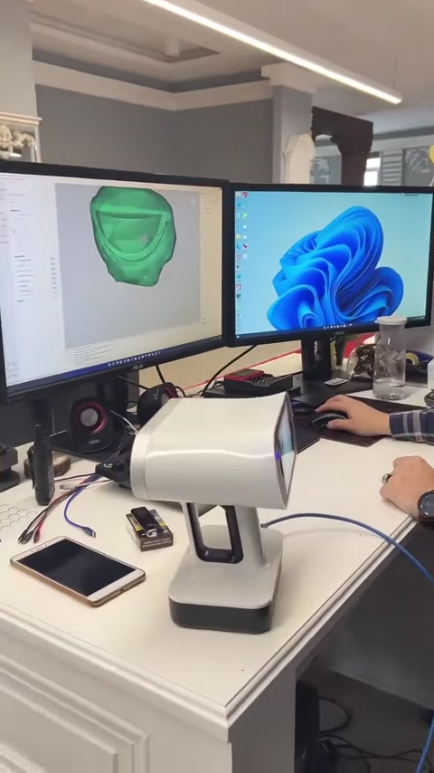 Masaüstü 3D tarayıcı dijital sütun başlığı modeliyle birlikte çalışıyor
