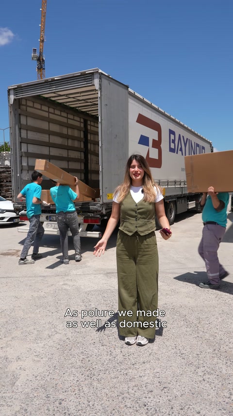 Sunucu, açık sevkiyat aracının önünde yükleme sürecini tanıtıyor