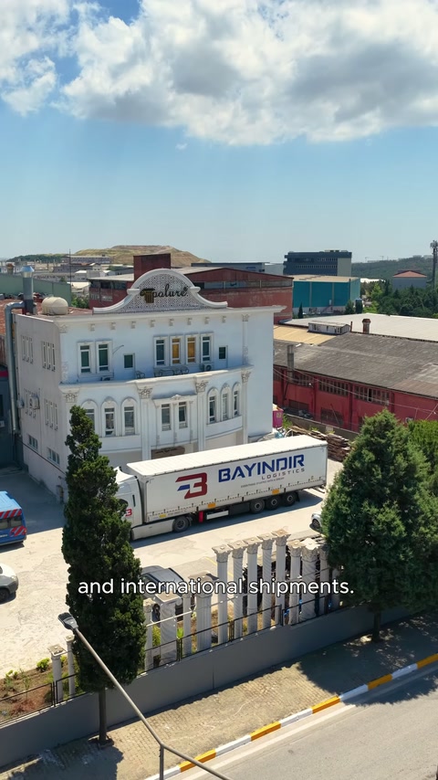 Üretim tesisi ve sevkiyat kamyonu havadan birlikte görülüyor