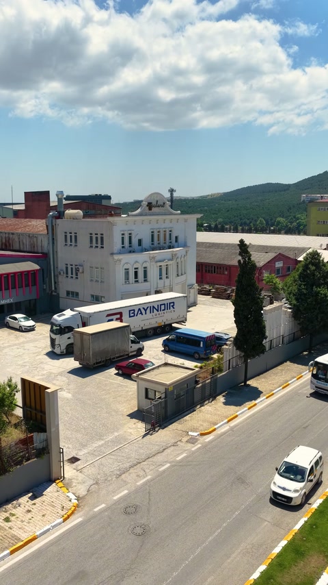 Tesis bahçesindeki yük araçları havadan net biçimde görülüyor
