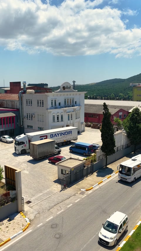 Fabrika çevresindeki sevkiyat alanı ve yol trafiği görüntüleniyor