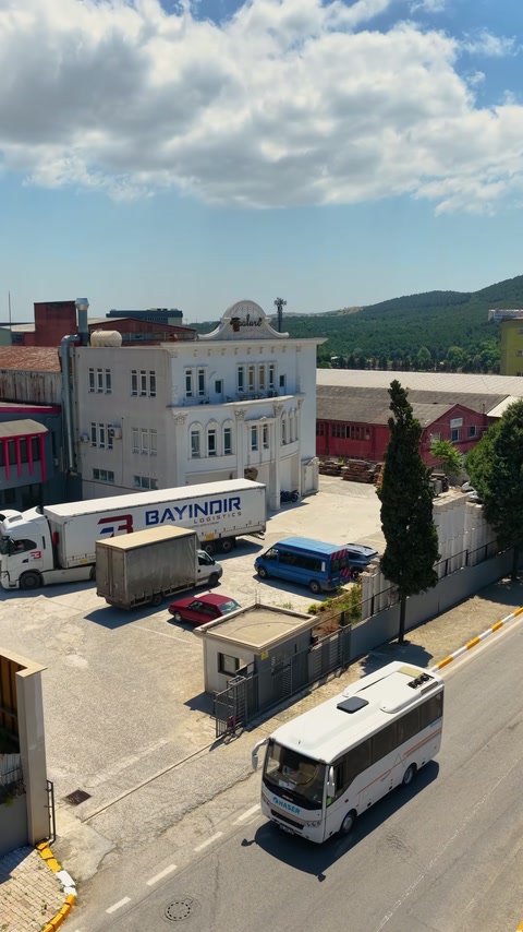 Havadan çekim tesis önündeki kamyonu ve çevre yolunu gösteriyor
