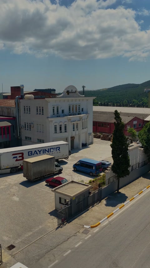 Kapanış çekiminde üretim tesisi ve park halindeki kamyon görülüyor