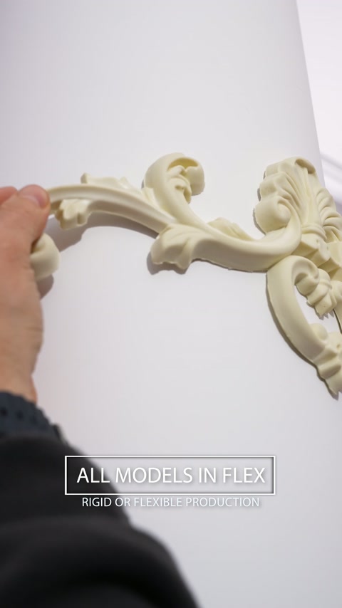 Esnek süsleme parçasının kıvrımlı deseni elde inceleniyor