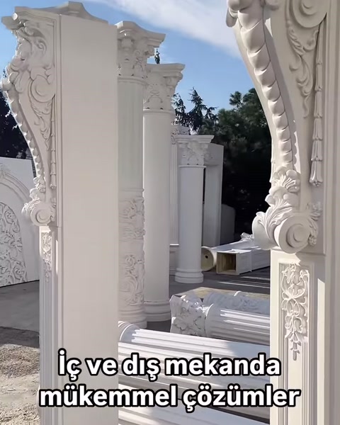 Kemer kenarındaki bitkisel kabartmalar ve kıvrımlı süslemeler görülüyor