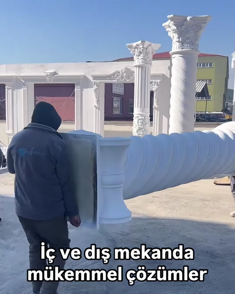 Çalışanlar büyük burgulu sütun gövdesini yatay biçimde taşıyor