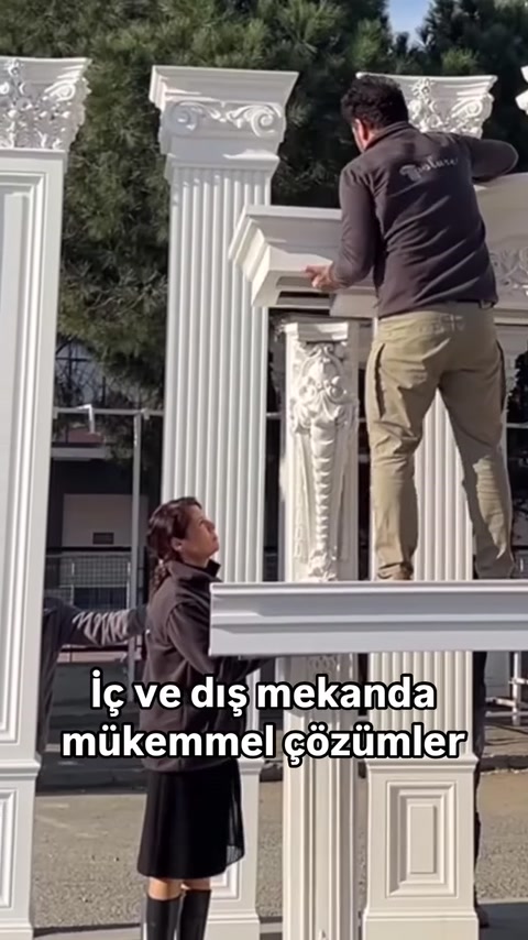Yivli dikmelerden oluşan dekoratif çerçeve üzerinde uygulama yapılıyor