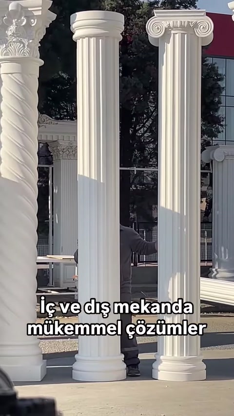 Burgulu gövdeli sütun ile yivli modeller yan yana duruyor